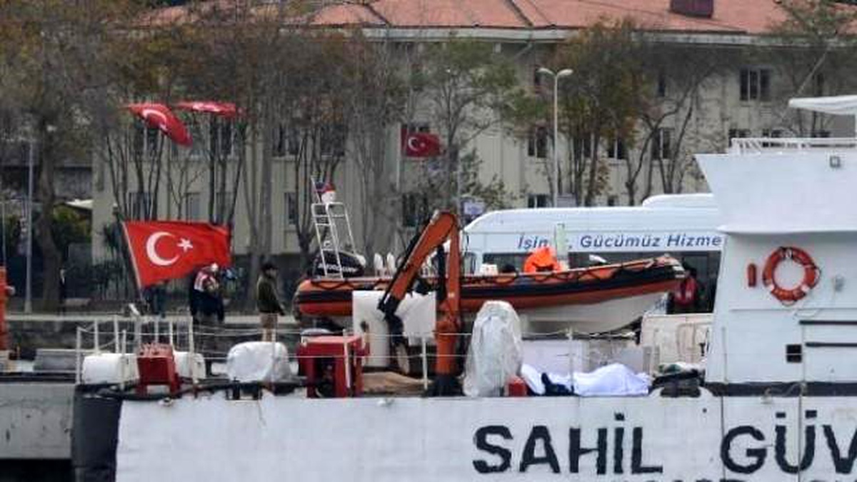 Cesetleri Sahil Güvenlik Komutanlığı\'na Ait Teknede Savcı İnceliyor