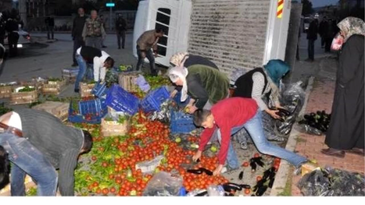 Kırıkkale\'de Devrilen Kamyonetteki Sebzeler Kapışıldı