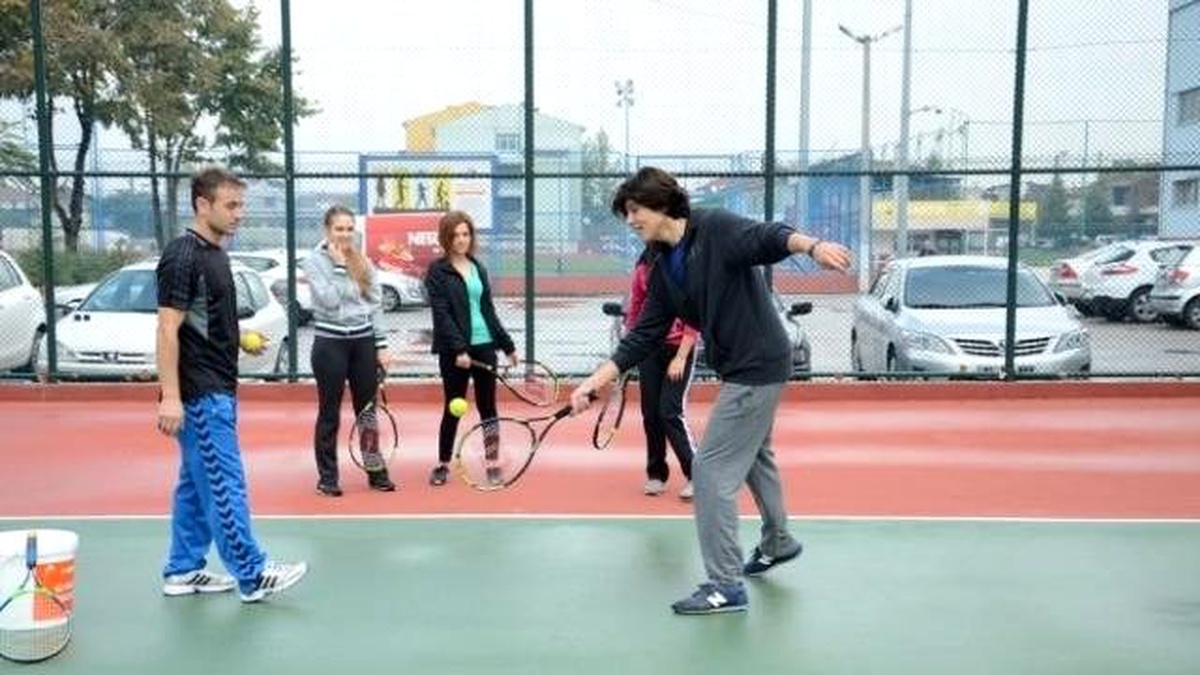 Düzce\'de Yetişkinlere Ücretsiz Tenis Kursu