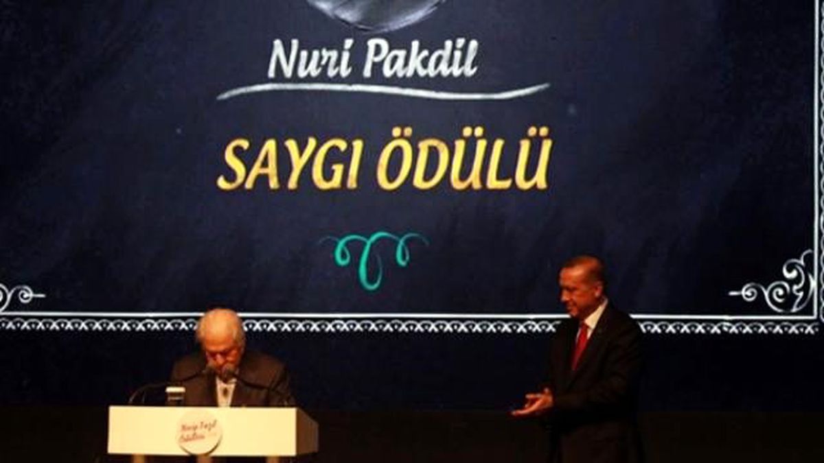 Erdoğan Dakikalarca Ayakta Bekledi