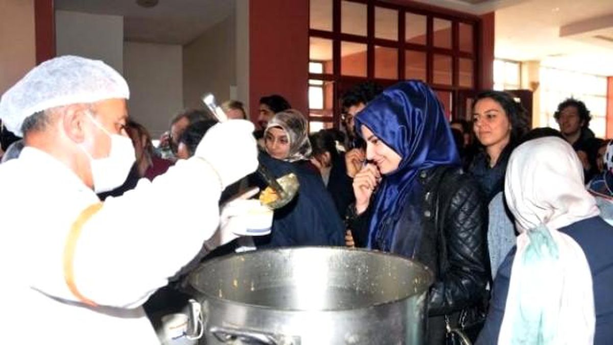 Gaziantep\'te Öğrencilere Aşure Dağıtıldı