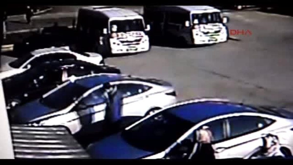 Önce Arkadaşına Sonra Servis Aracına Çarptı
