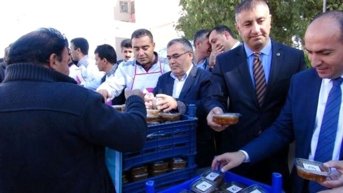 Kobanililere Aşure Dağıtıldı