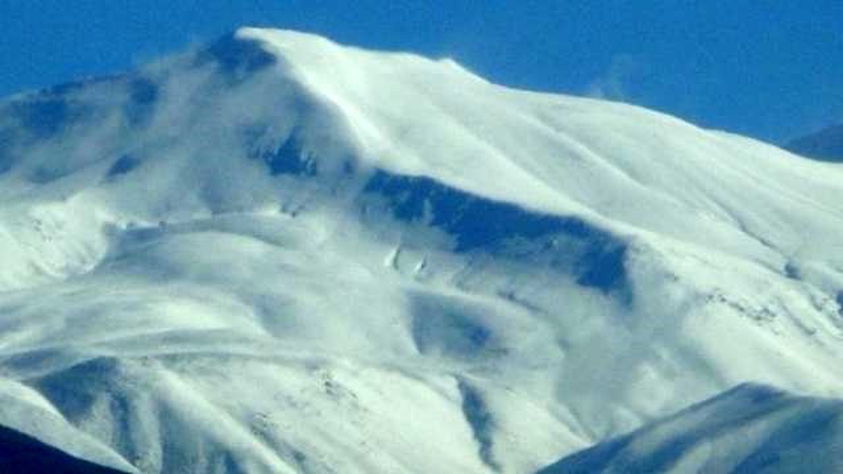 Tunceli\'de Munzur Dağları Beyaza Büründü