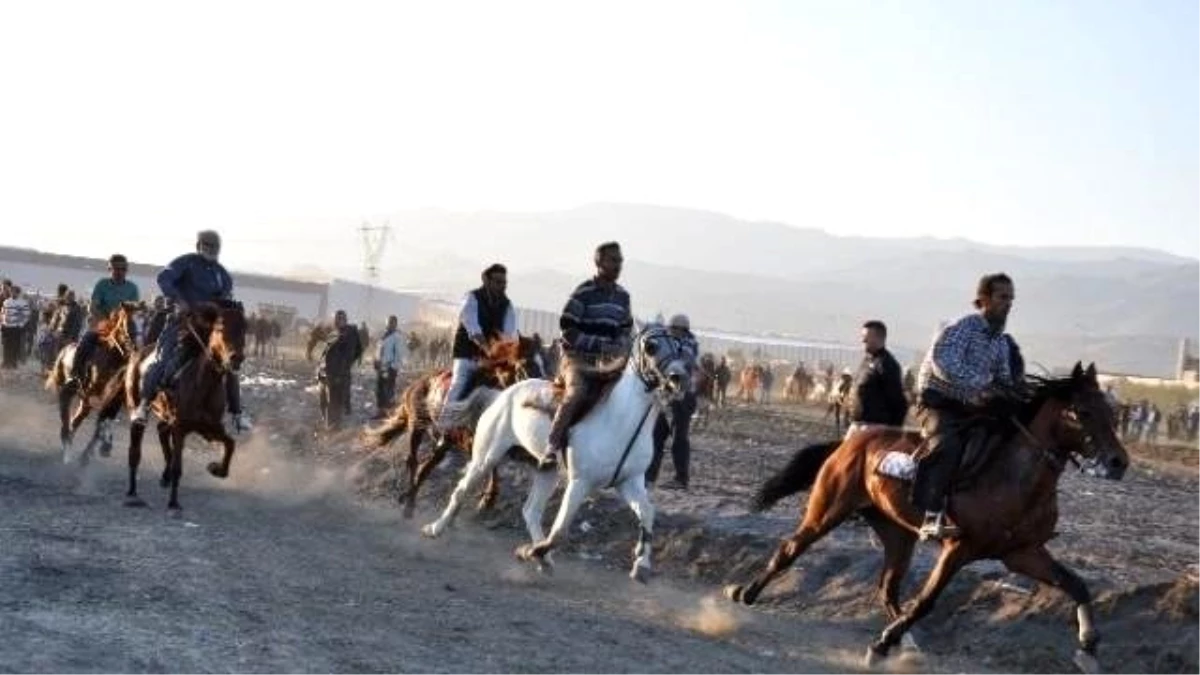 Nazilli\'de 3. Rahvan At Yarışları Yapıldı