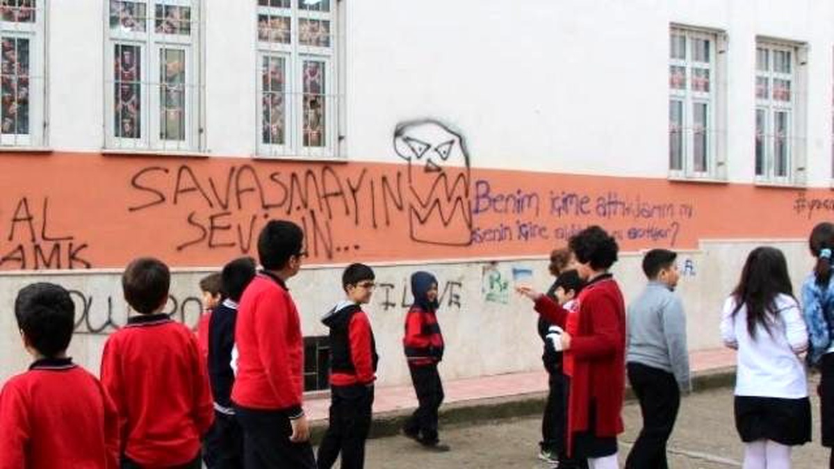 Okul Duvarına Sprey Boya ile Yazılan Yazılara Tepki