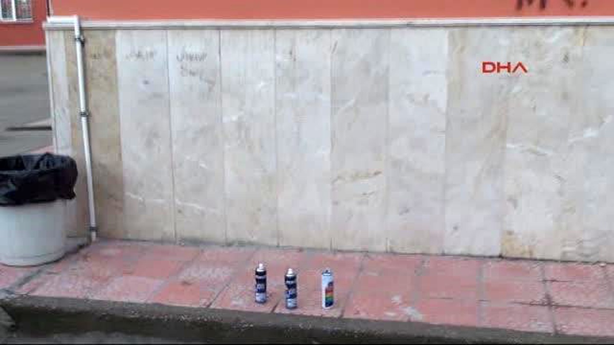 Okul Duvarına Sprey Boya ile Yazılan Yazılara Tepki