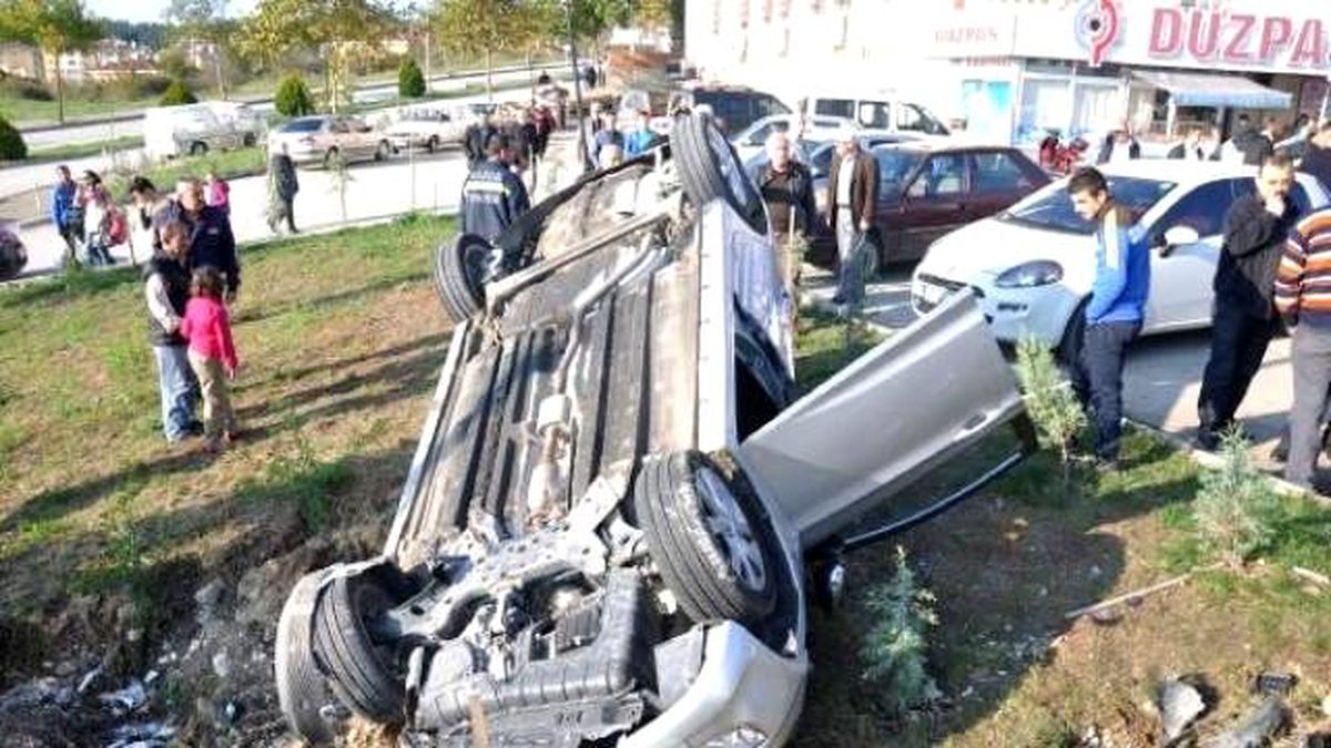 Önce Arkadaşına Sonra Servis Aracına Çarptı