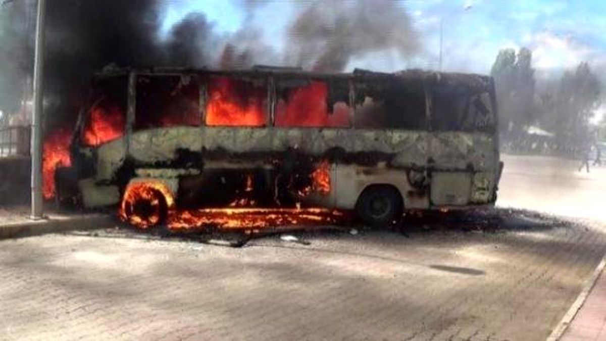 Protesto İçin Minibüs Yaktılar