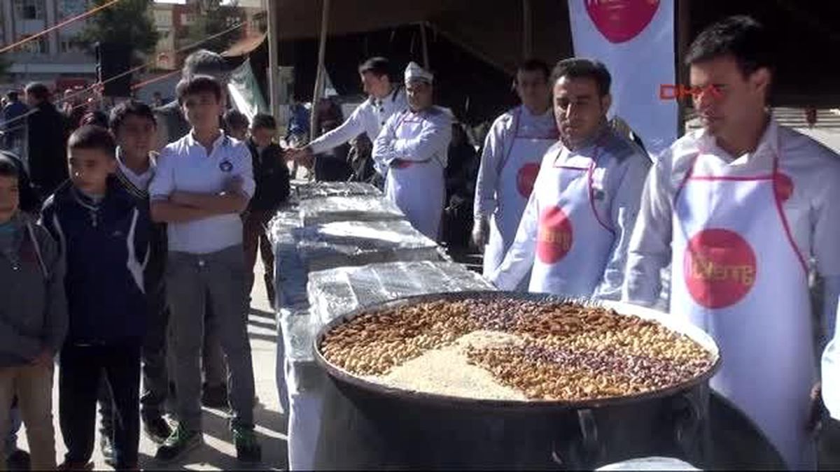 Şanlıurfa\'da 10 Bin Kişiye Aşure İkramı