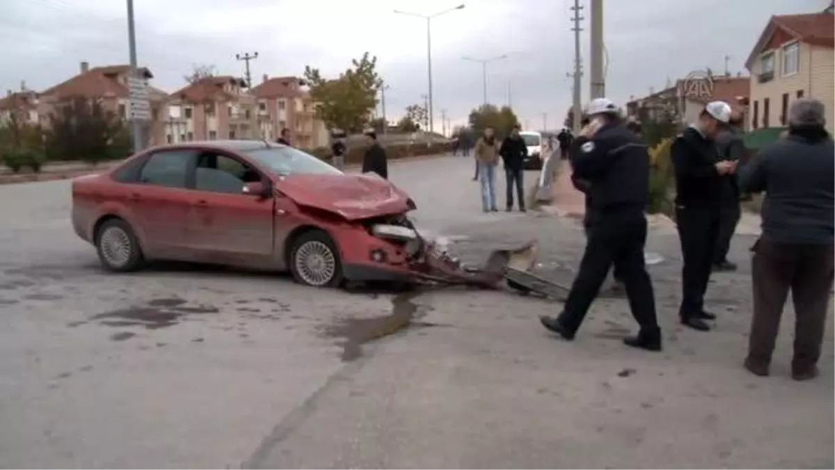 Sebze Yüklü Kamyonet Otomobille Çarpıştı: 1 Yaralı