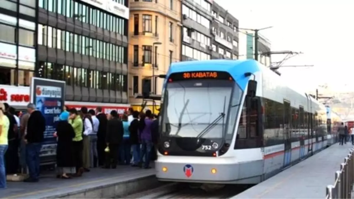 Yaşlı Çınar Ağacı Tramvay Yoluna Devrildi; 3 Yaralı