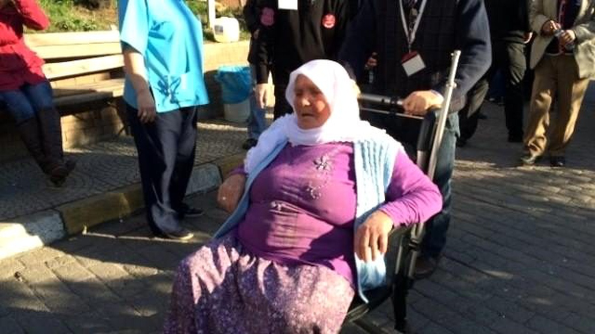 Zonguldak\'ta Ambulans, Hastane Önünde Yaşlı Kadına Çarptı