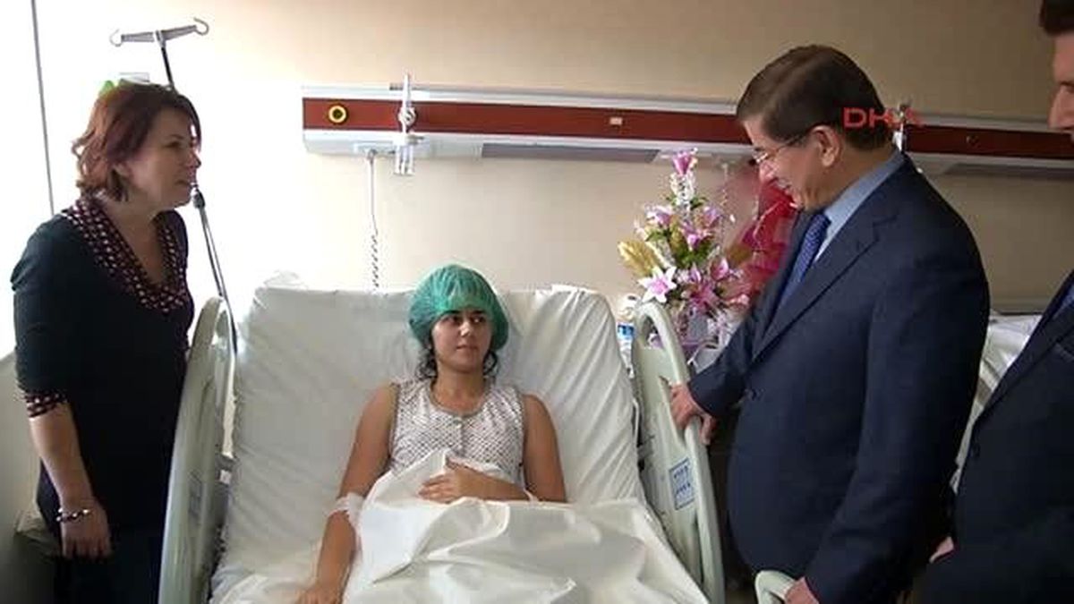 Başbakan Davutoğlu, Yaralanan Öğrencileri Hastanede Ziyaret Etti