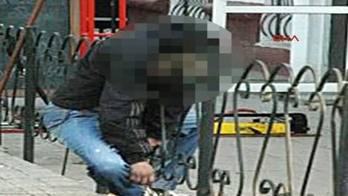 Başını Demir Parmaklıkların Arasına Sokarak İntihar Etti