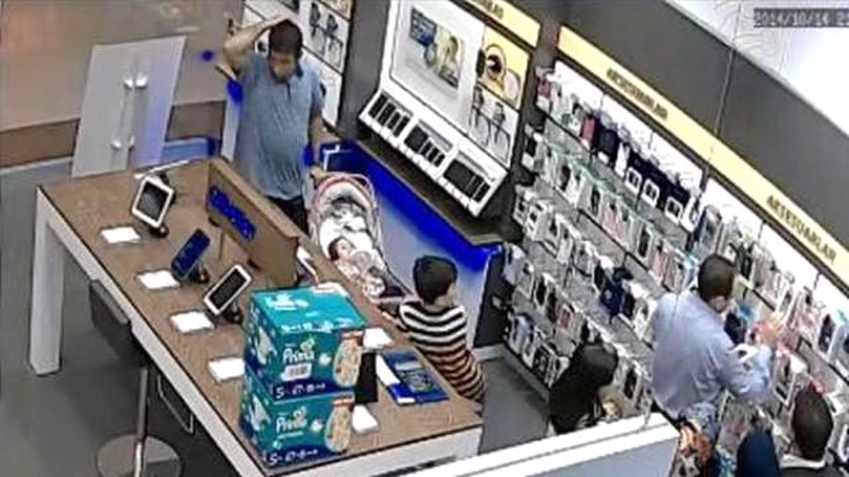 Bebekli Hırsız Cep Telefonlarını Böyle Çaldı