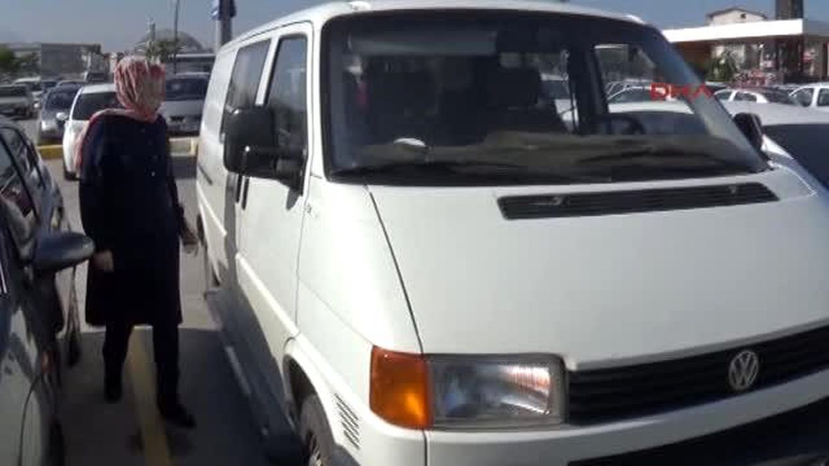 Denizli\'de Minibüste Bırakılan Bebeği İtfaiye Kurtardı