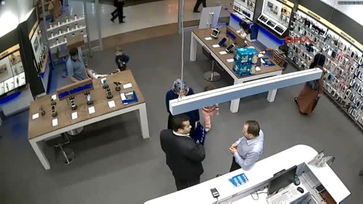 Diyarbakır Bebekli Hırsız Cep Telefonlarını Böyle Çaldı