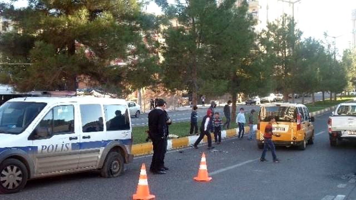 Diyarbakır\'da Polis Otosu ile Ticari Taksi Çarpıştı