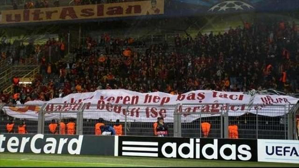 Galatasaray Taraftarından Futbolculara Sert Mesaj