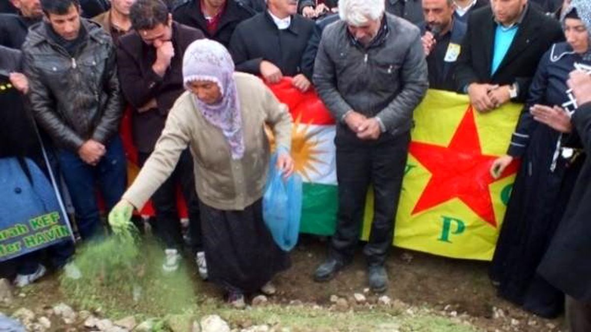 Işid\'le Çıkan Çatışmada Ölen Ypg\'li Van\'da Toprağa Verildi