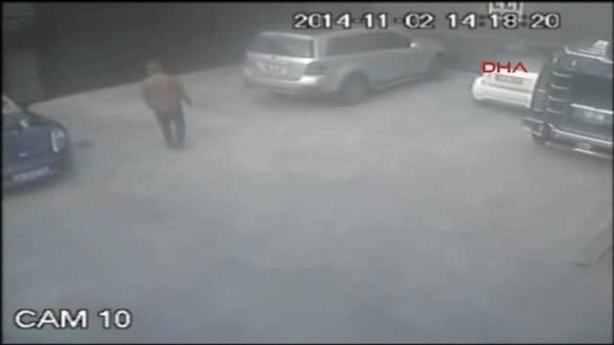 Jant ile Galerinin Camını Böyle Kırdı