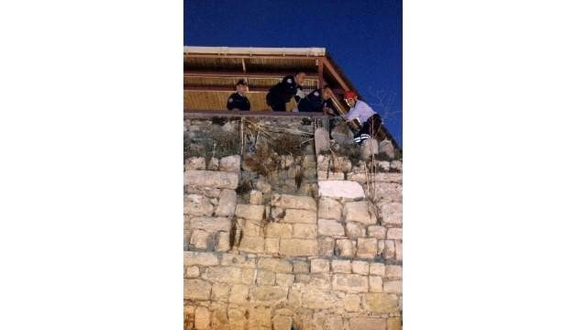 Kedinin Yerinden Oynattığı Tarihi Taş İçin İtfaiye Seferber Oldu