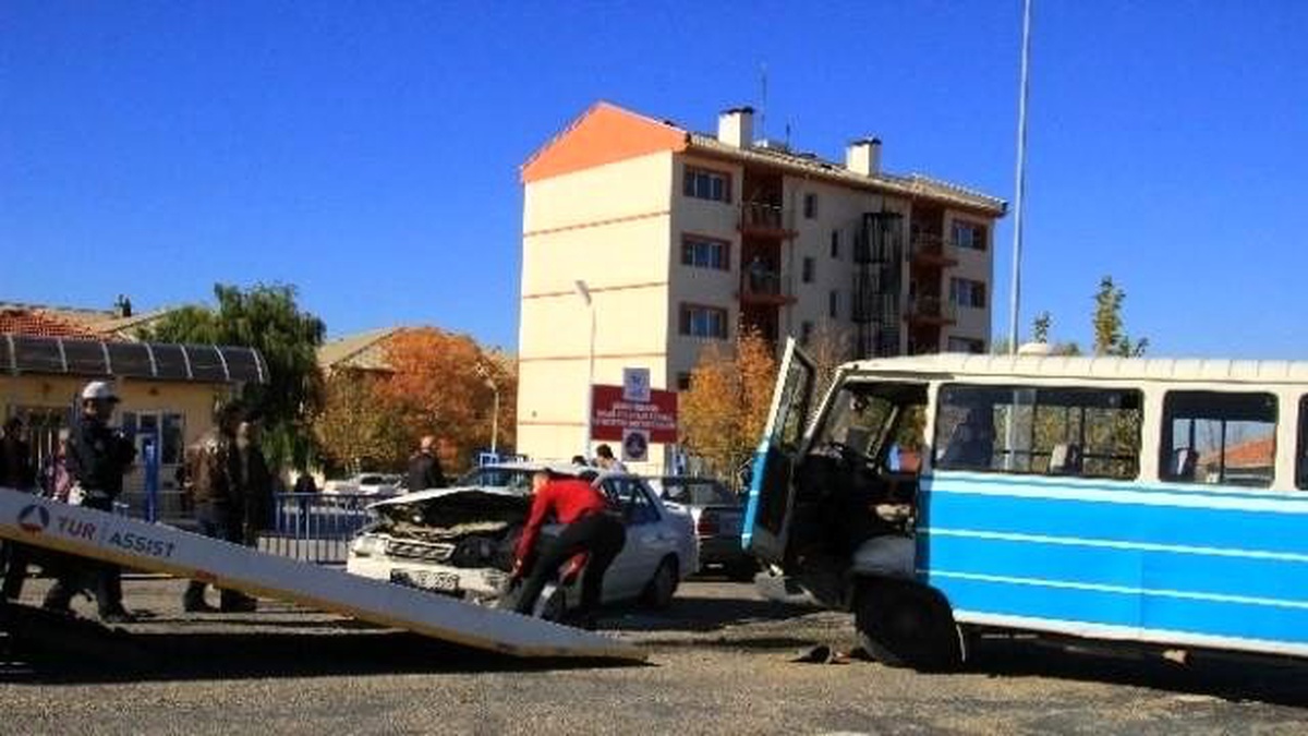Konya\'da Minibüsle Otomobil Çarpıştı: 4 Yaralı
