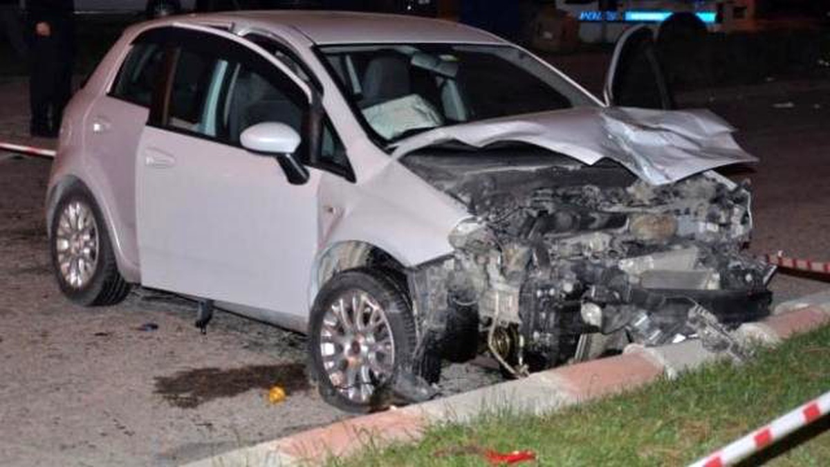 Otomobil Dolmuş Bekleyen Kişilere Çarptı: 1 Ölü, 1 Yaralı