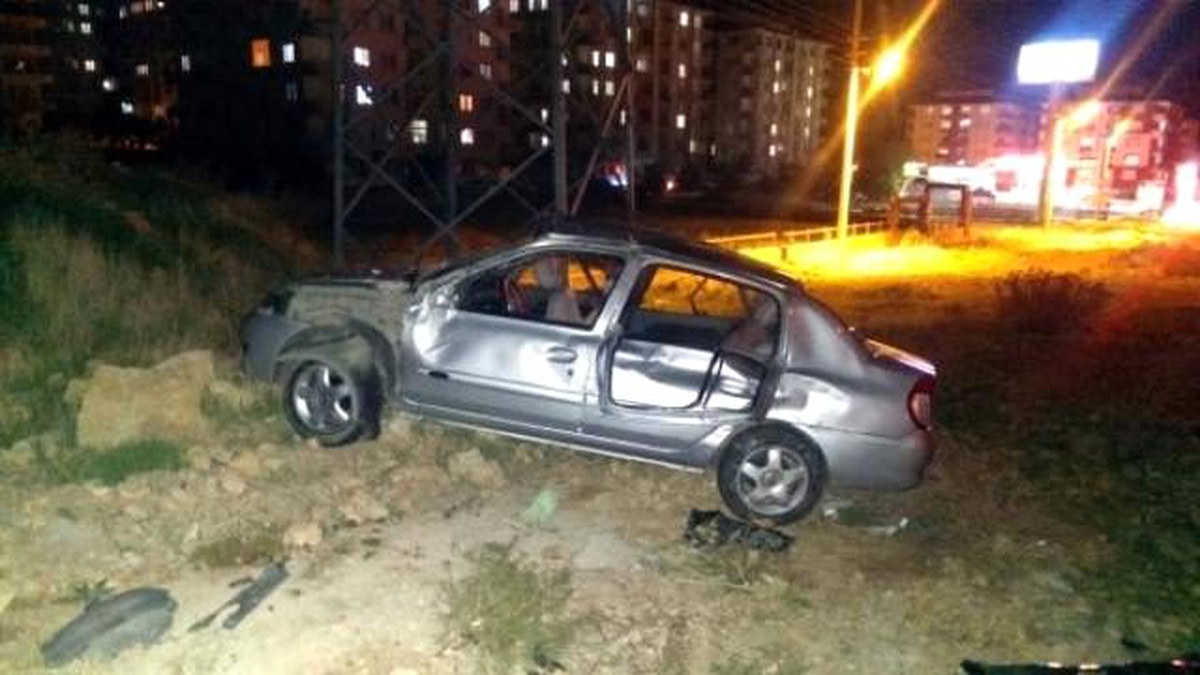 Besni\'de Köpeğe Çarpmamak İçin Kaza Yaptı: 6 Yaralı