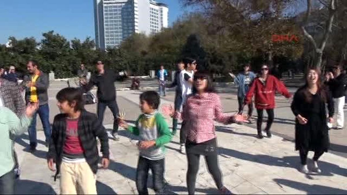 Koreli Gençler Gezi Parkı\'nda Dans Edip Eğlendi