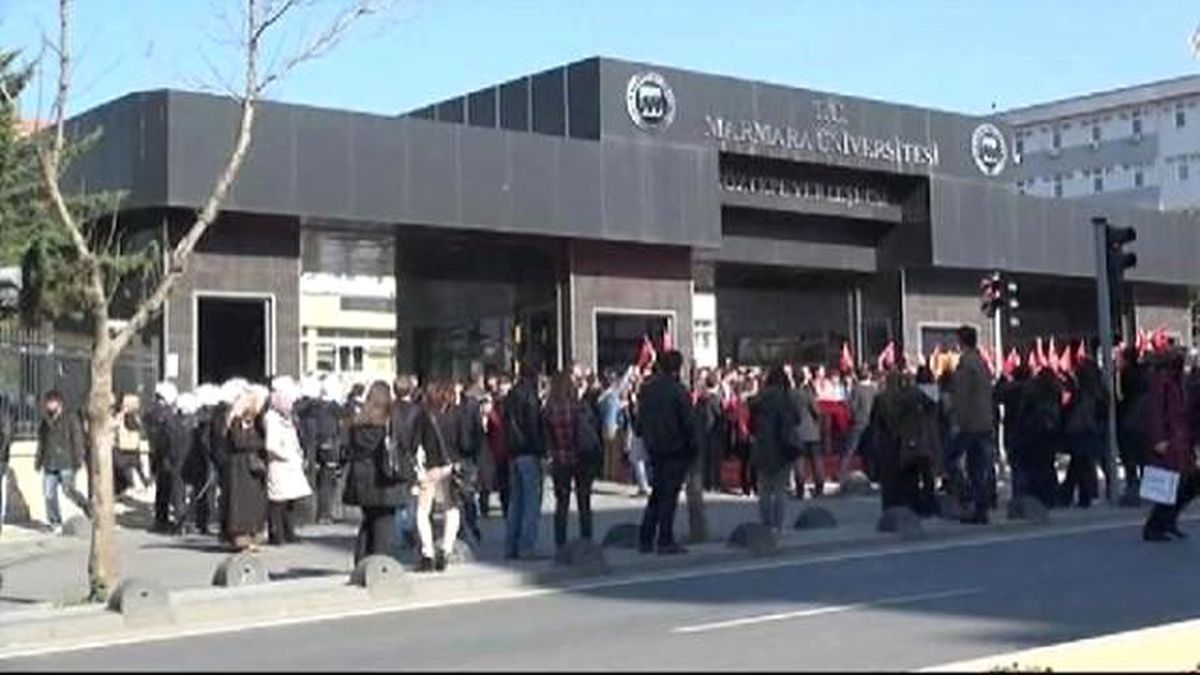 Marmara Üniversitesi\'nde Öğrencilerden Protesto