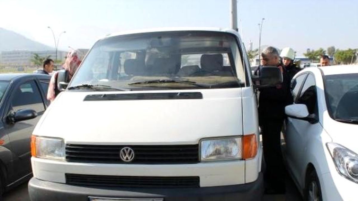 Minibüste Bırakılan Bebeği İtfaiye Kurtardı