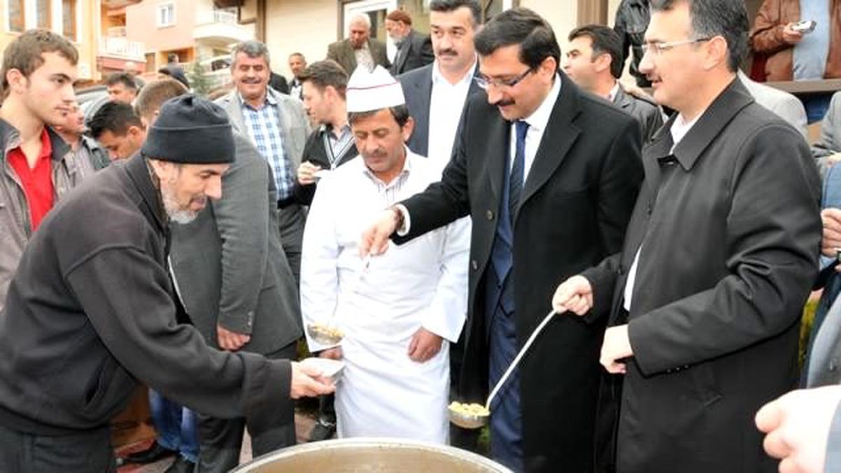 Mustafa Ak Keçiörenlilere Aşure Dağıttı