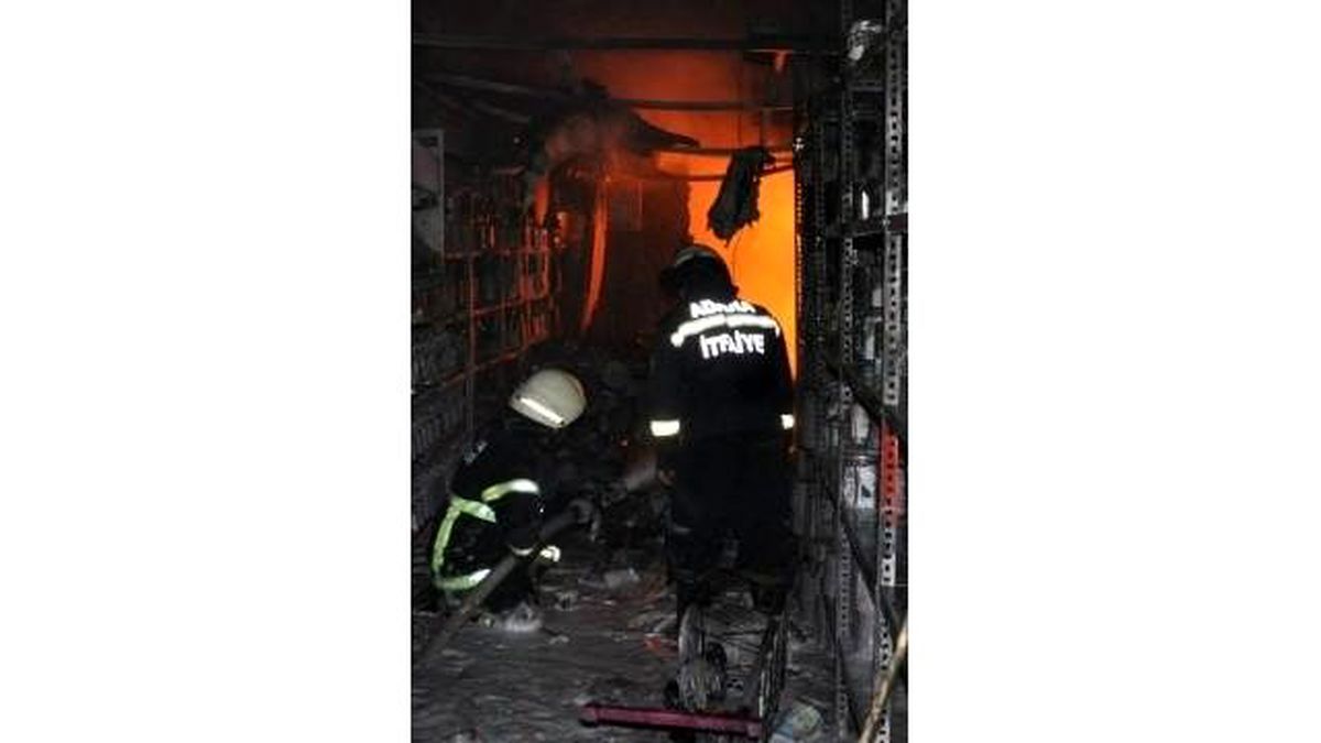 Adana\'da Oto Kaportacı Alev Alev Yandı