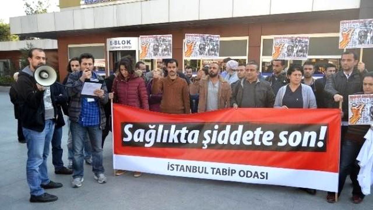 Sağlıkçılardan Hastane Önünde "Şiddet" Eylemi