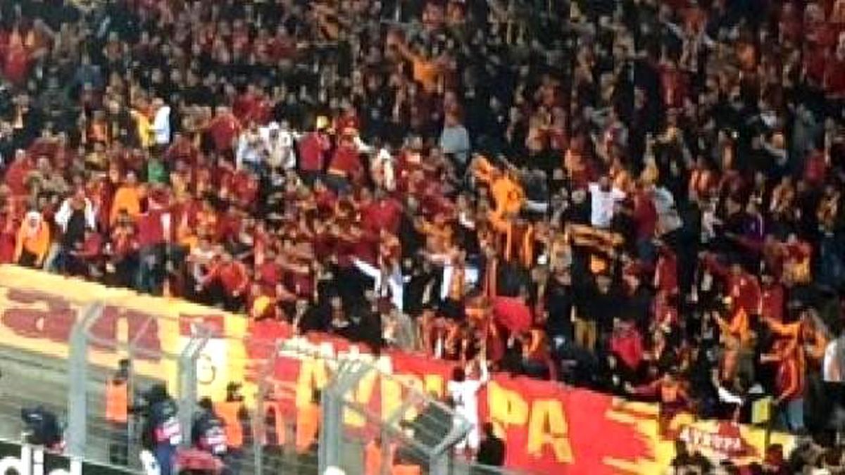 Sahaya Madde Atan Taraftara Galatasaraylı Futbolculardan Uyarı