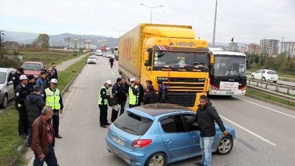 Samsun\'da Tır ile Otomobil Çarpıştı: 2 Yaralı