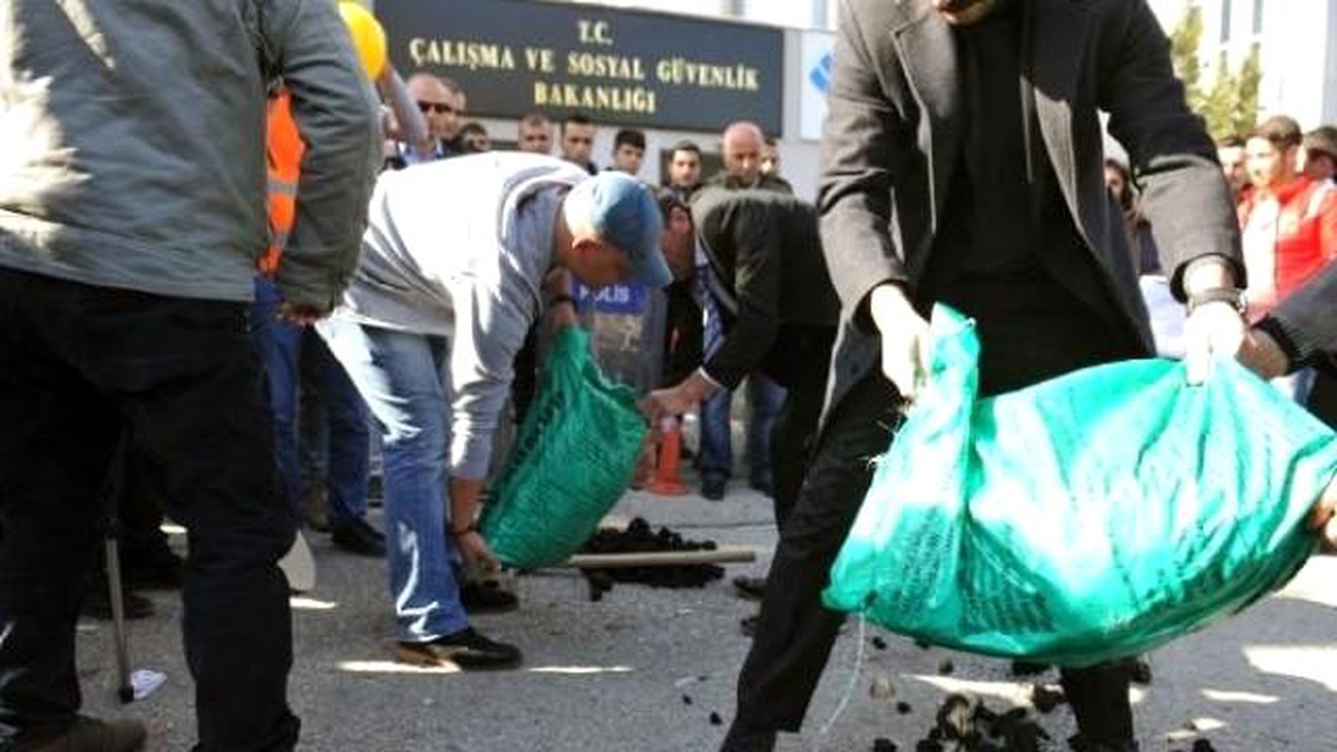 Tiyatro Gösterisiyle Madencilerin Dramını Anlatıp, Faruk Çelik\'i İstifaya Çağırdılar