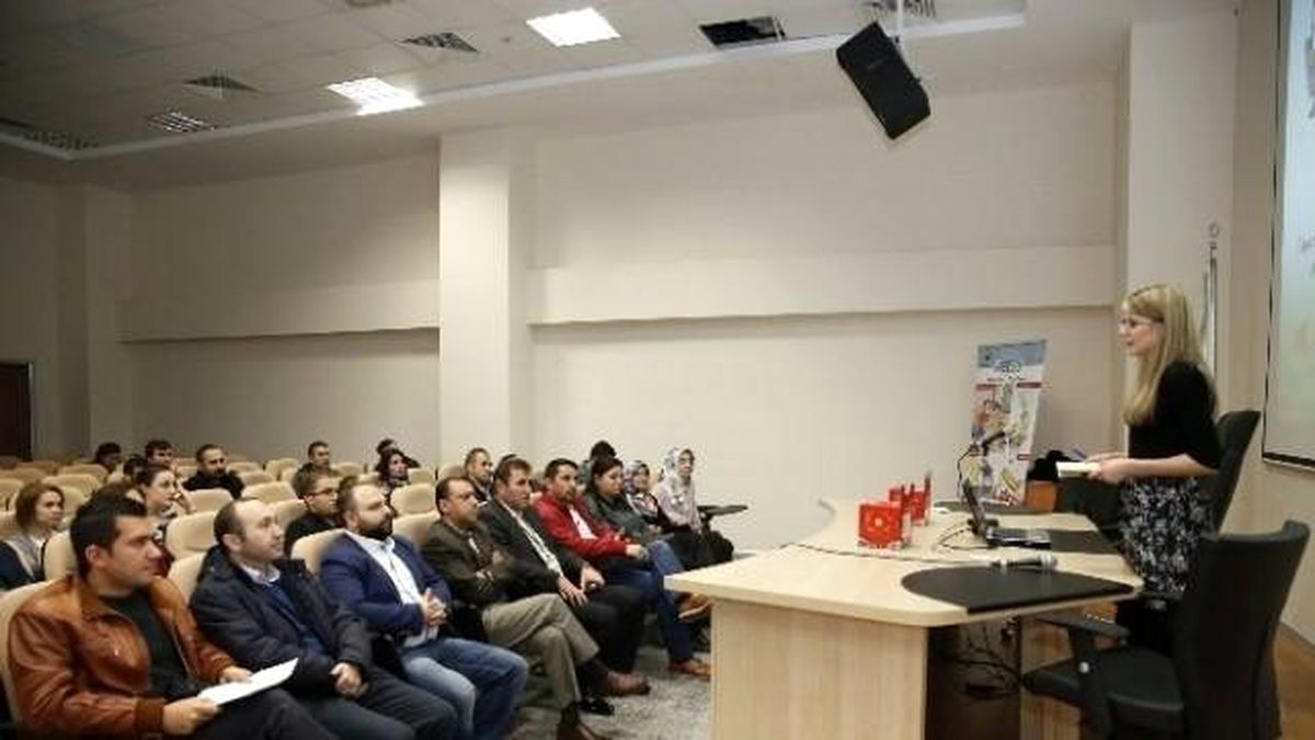 Sultangazi\'de Eğitimcilere Atık Pil Semineri Verildi