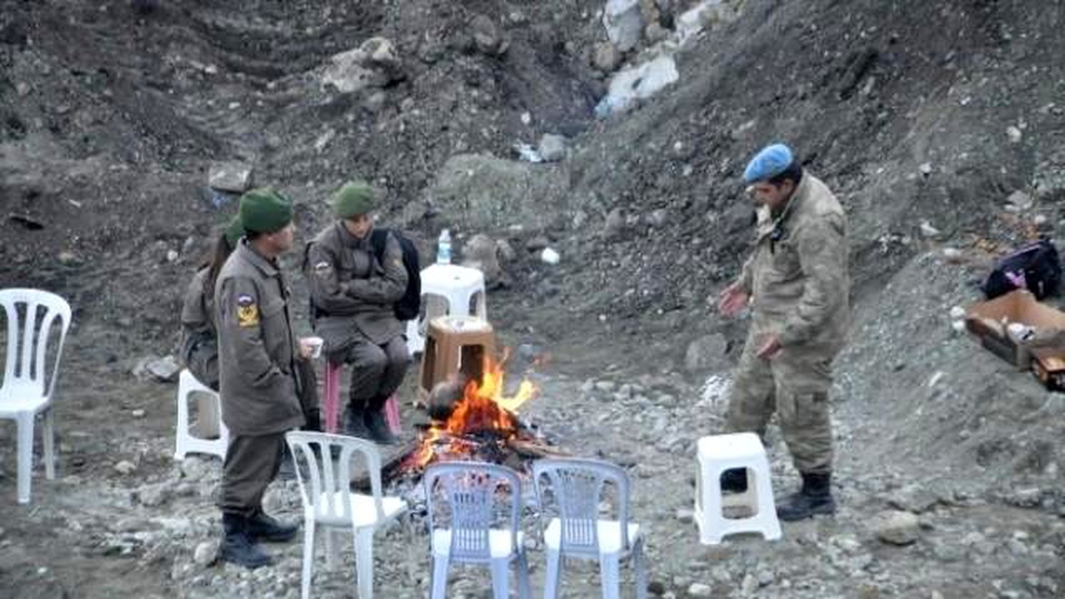 Ermenek\'te Nöbet Tutan Güvenlik Güçleri Ateş Yakarak Isınıyor