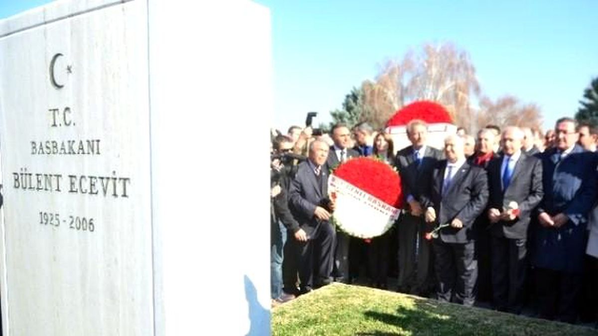 Eski Başbakanlardan Bülent Ecevit Mezarı Başında Anıldı