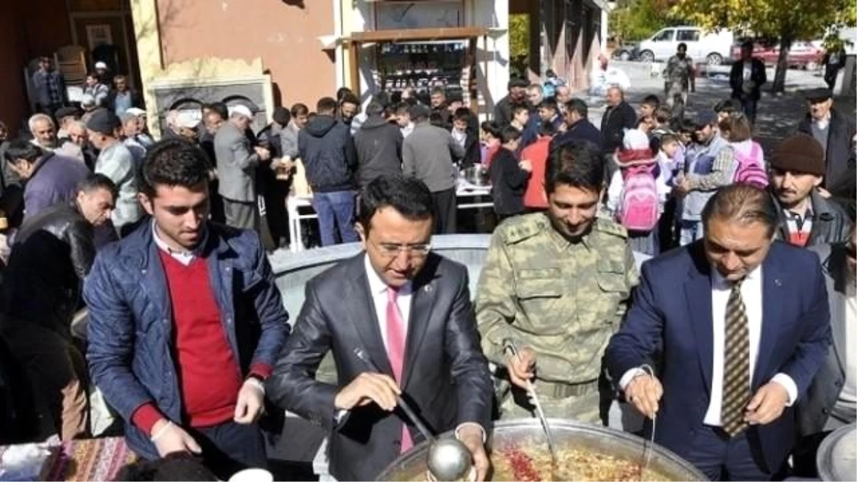 Gürün Belediyesi 2 Bin Kişilik Aşure Dağıttı