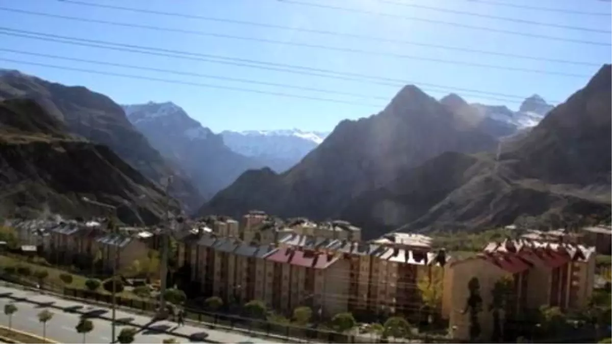 Hakkari\'de Fotoğraf Çeken İHA Muhabiri Alıkonuldu