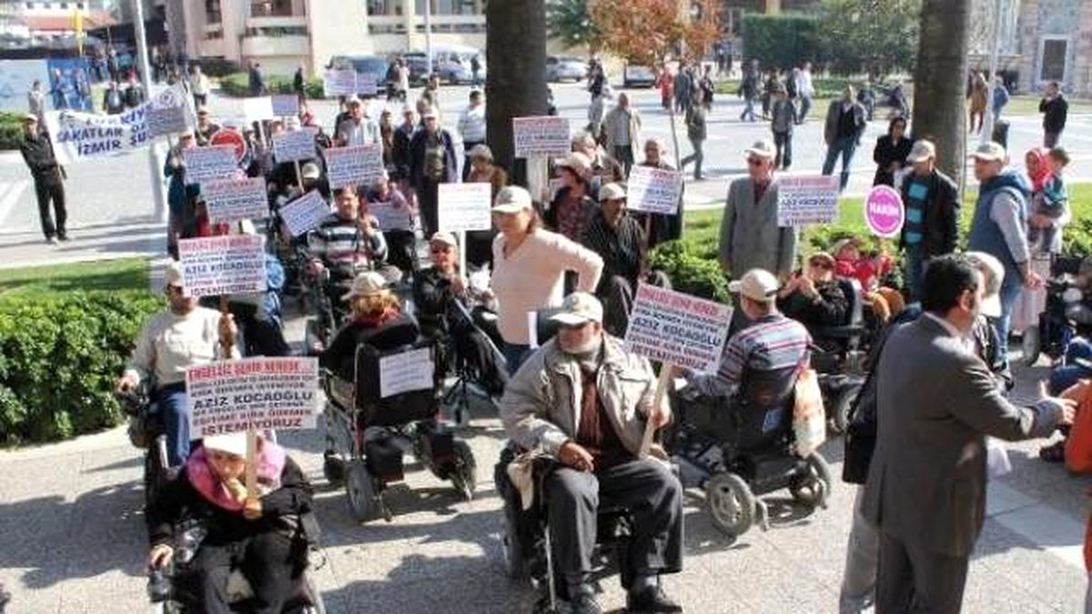 İzmir\'de Engellilerden Belediye Önünde Eylem