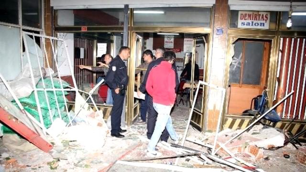 Kamyonun Çarptığı Kahvehanede Faciadan Dönüldü