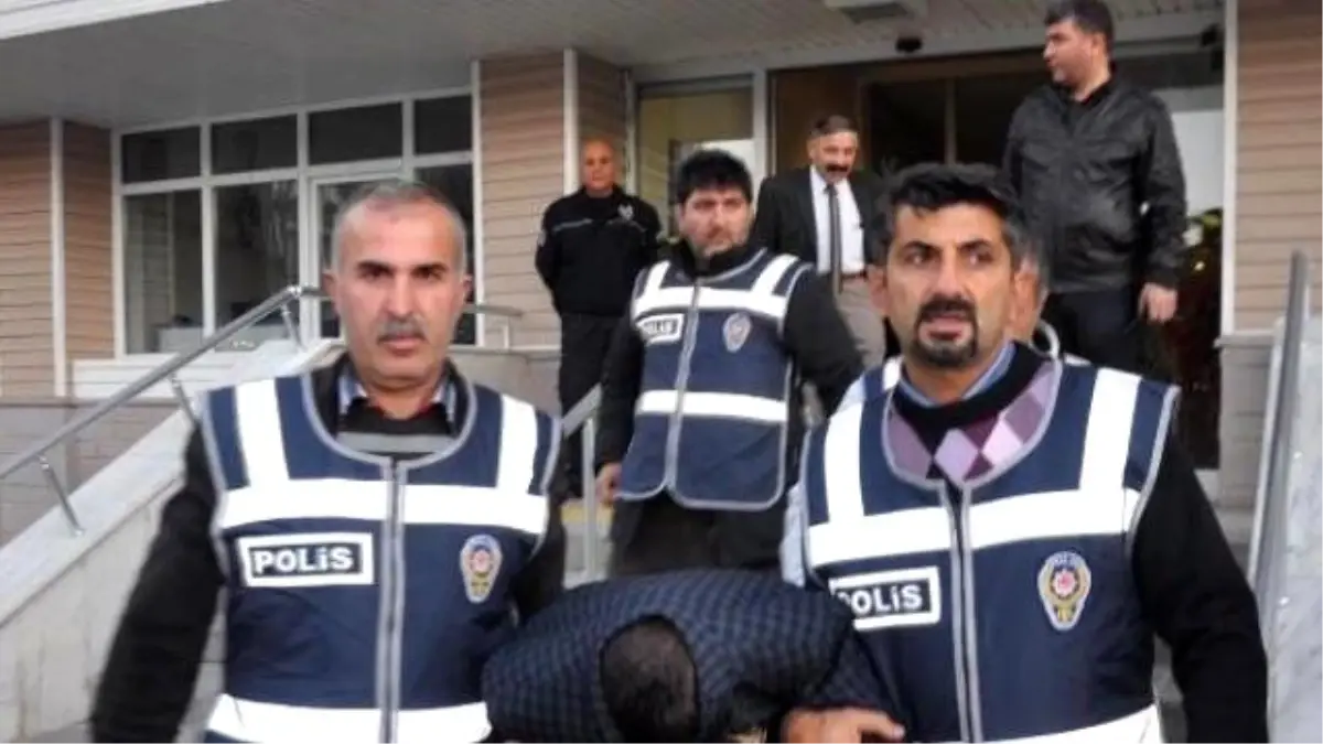 Kayınpederini Öldürüp, Eşini Ağır Yaralayan Temizlikçi Tutuklandı