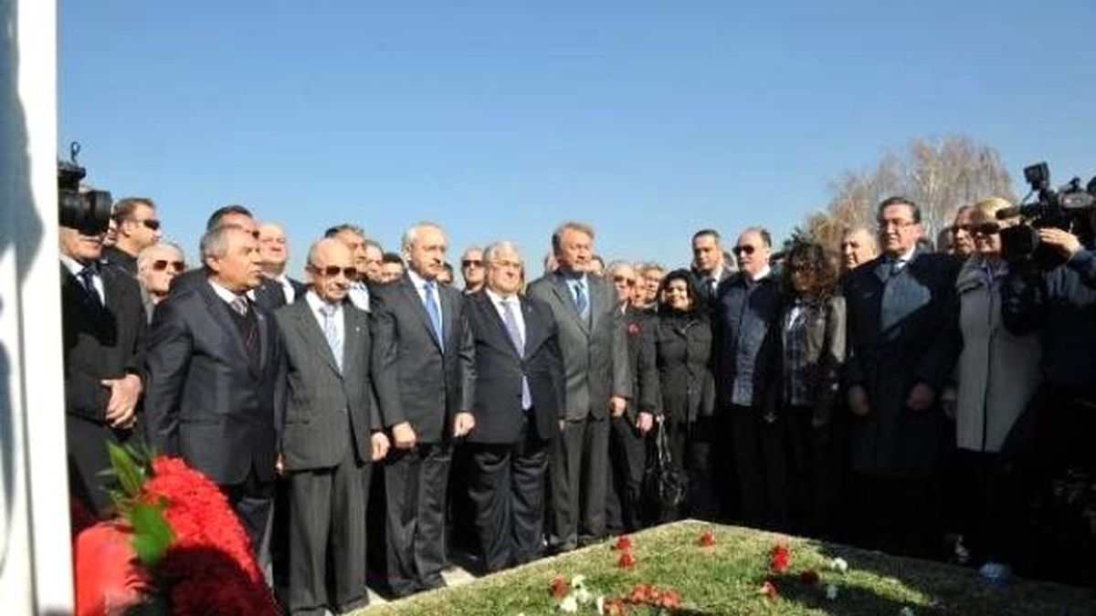 Kılıçdaroğlu, Ecevit\'in Kabri Başında Yapılan Anma Törenine Katıldı