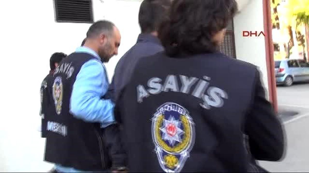 Mersin\'de 1 Yıldır Aranan Gaspçı Polise Teslim Oldu