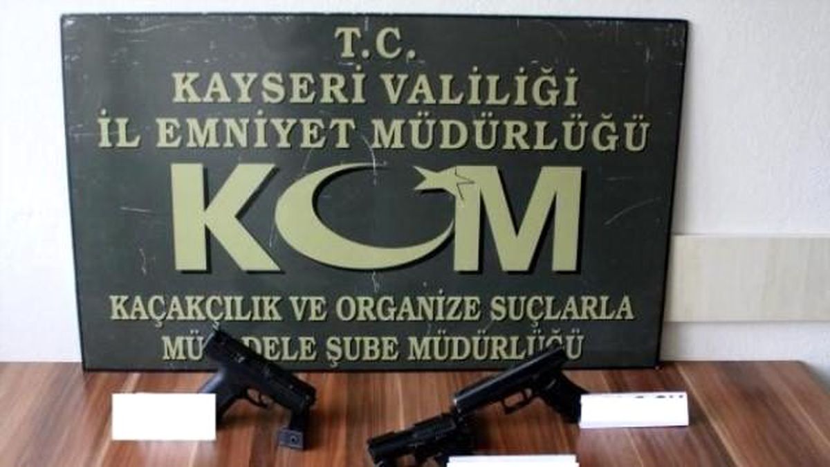 Otomobilde 3 Tabanca Ele Geçirildi, Sürücü Tutuklandı